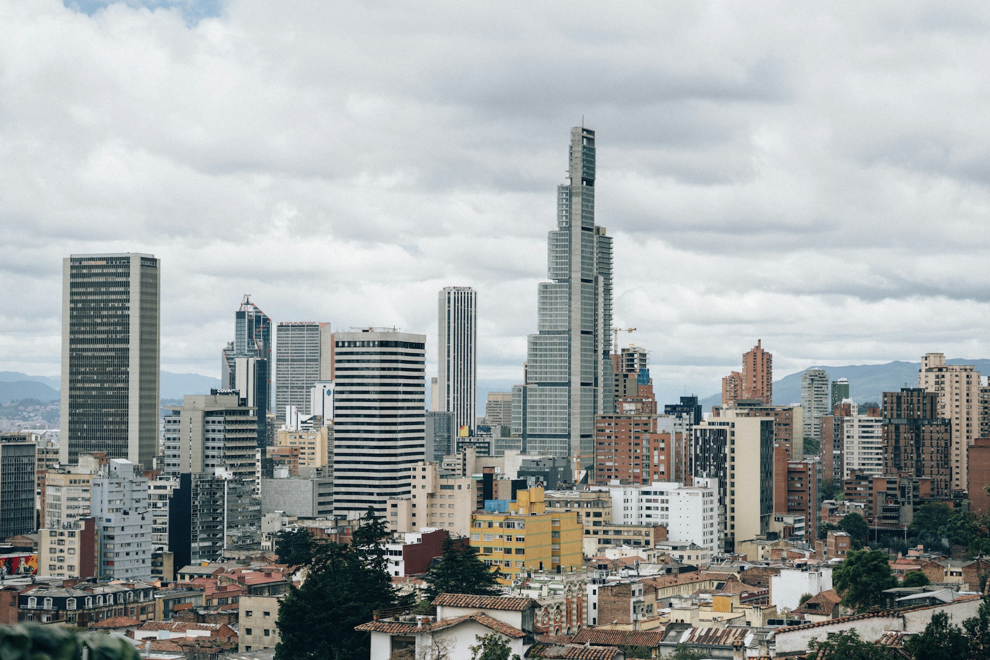 Panorámica de Bogotá, con sus edificios y cerros orientales